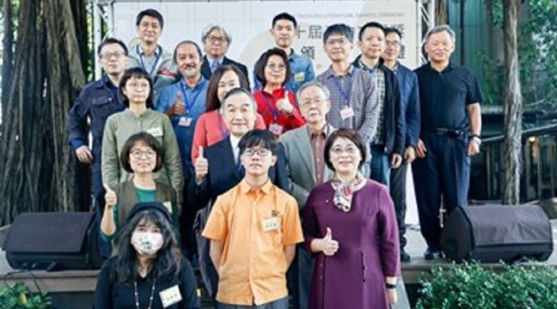 ▲去年12月第10屆臺中文學獎頒獎典禮副市長黃國榮及文化局長陳佳君與各文類第1名得獎者。（圖/記者澄石翻攝）