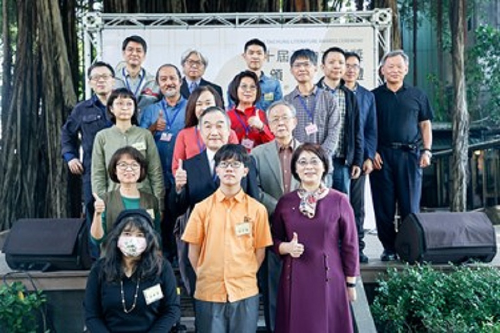 ▲去年12月第10屆臺中文學獎頒獎典禮副市長黃國榮及文化局長陳佳君與各文類第1名得獎者。(圖/記者澄石翻攝)